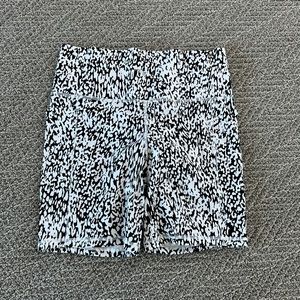 Athleta Black and White Patterned Biker Shorts - L